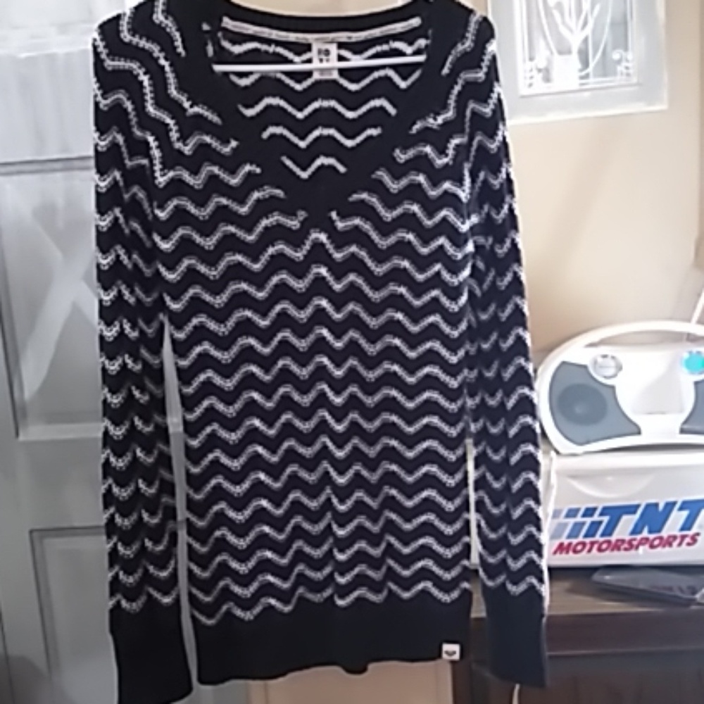 SOLD💋CUTE & SEXY ROXY PULLOVER CHEVRON SWEATER!!